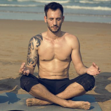 Yoga, meditasyon yapan erkek