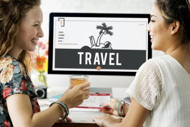 laptop ile çalışan kadınlar