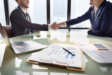 İş adamları el sıkışıyor