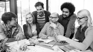 projede çalışan iş adamları