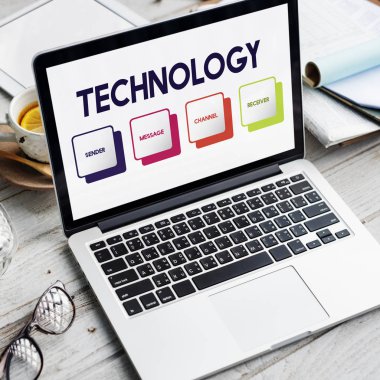 ekranda metin olan dizüstü bilgisayar