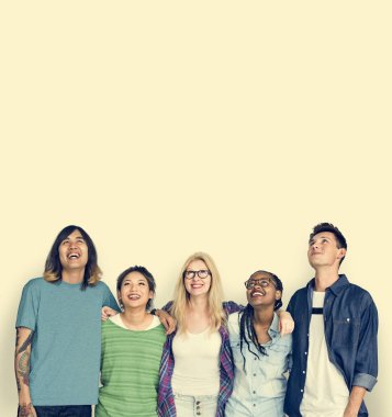 Öğrenciler birlikte sarılma