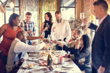 İnsanlar birlikte kutluyor 