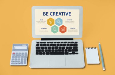 Dizüstü bilgisayarda yazan kadın klavyesi