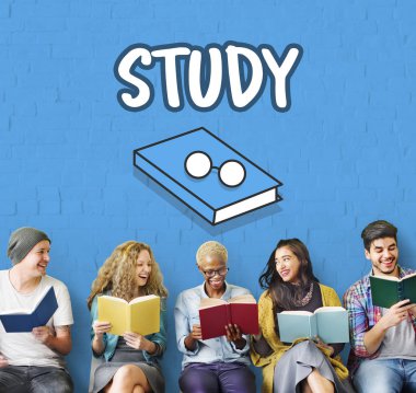 bir grup insan kitap okuma