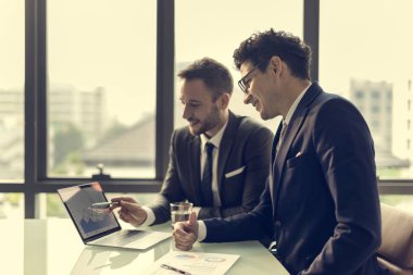 Ofiste çalışan iş adamları.