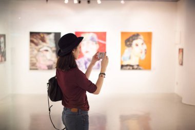 kadın ziyaret Sanat Galerisi