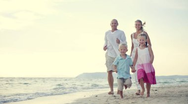 Aile sahilde eğleniyor.