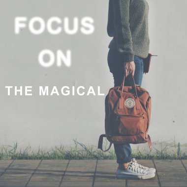 Hipster kadın sırt çantası ile 