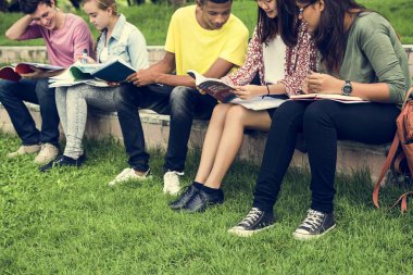 Farklı öğrencilerin öğrenim açık havada