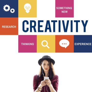 Akıllı telefon tarama şapkalı kadın