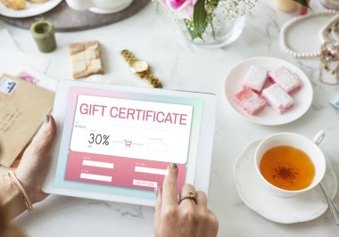 dijital tablet kullanan kadın