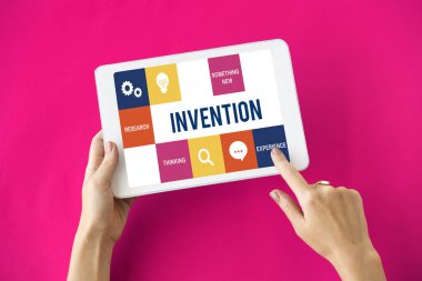 kişi holding dijital tablet