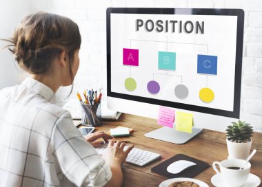 bilgisayar ile çalışan kadın