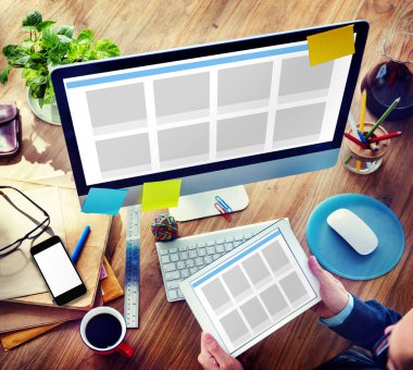 Bilgisayar kullanan adam