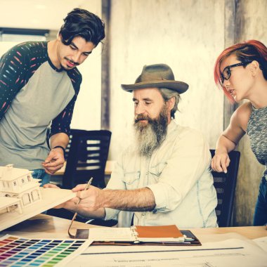 İnsanlar mimar düzeni ile çalışma