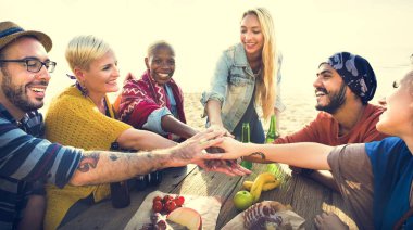 İnsanlar birlikte elele