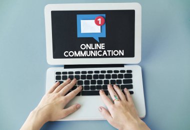 Dizüstü bilgisayarda yazan kadın klavyesi