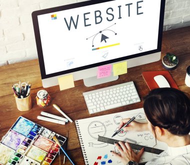 bilgisayar ile çalışan kadın