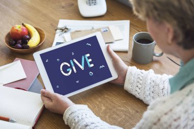 dijital tablet kullanan kadın