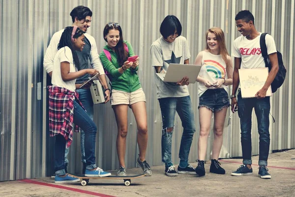 Diverse Teenager hängen herum — Stockfoto