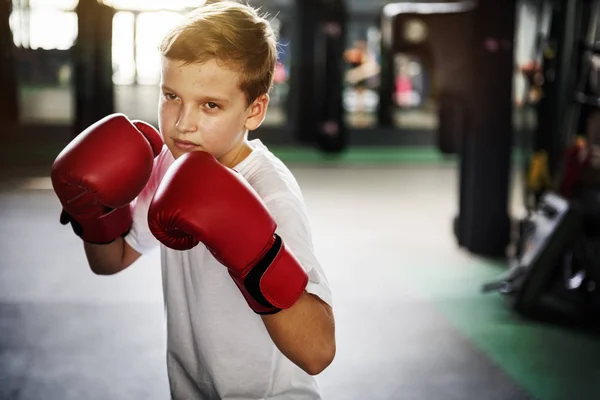 Exercice de boxe d'entraînement de garçon — Photo