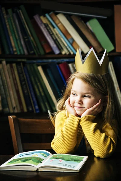 Adorável menina leitura contação de histórias — Fotografia de Stock