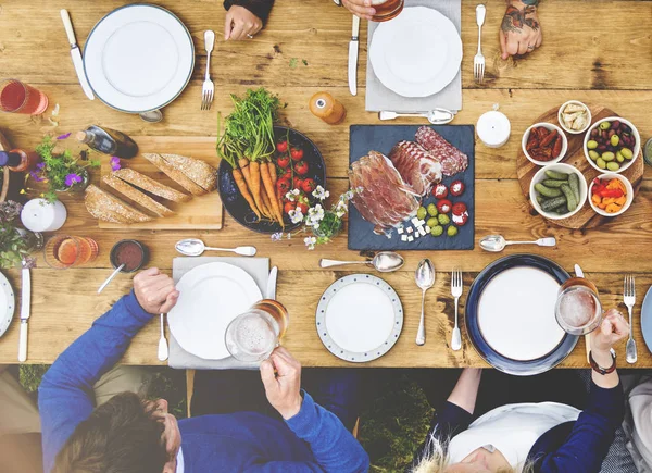 Mensen Dining aan houten tafel — Stockfoto
