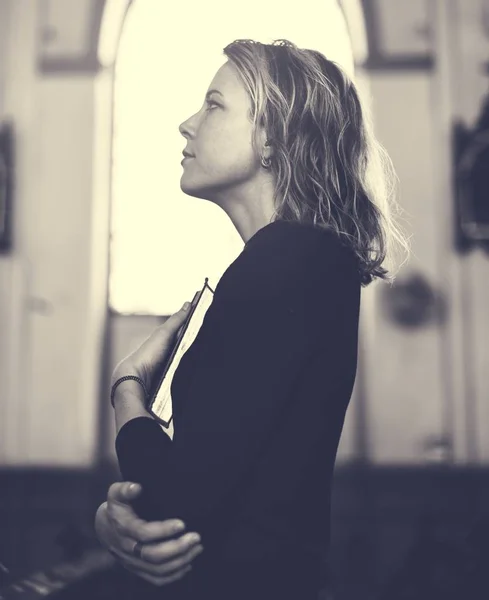 Femme debout dans l'église — Photo