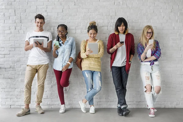 Studenti pomocí digitálních zařízení — Stock fotografie