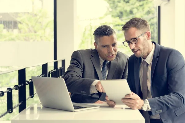 Homens de negócios usando laptop — Fotografia de Stock