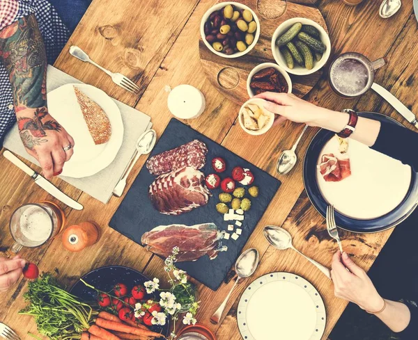 Mensen Dining aan houten tafel — Stockfoto