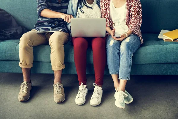 Studenten die laptop gebruiken — Stockfoto