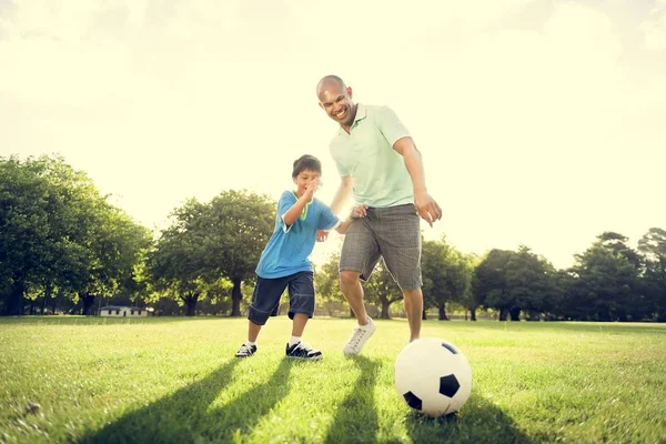 Far med son spela fotboll — Stockfoto