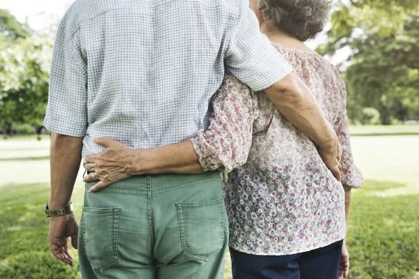 Seniorenpaar entspannt sich im Park — Stockfoto