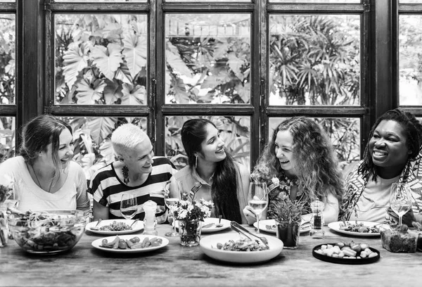 Mujeres cenando —  Fotos de Stock