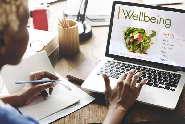 Vrouw werkt op laptop — Stockfoto