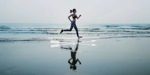 Esportiva mulher correndo na praia — Fotografia de Stock