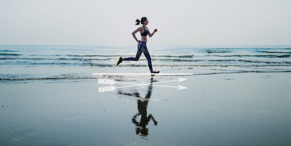 спортивная женщина бегает по пляжу
 