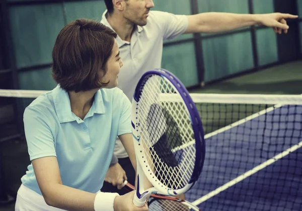 Människor spelar i tennisbana — Stockfoto