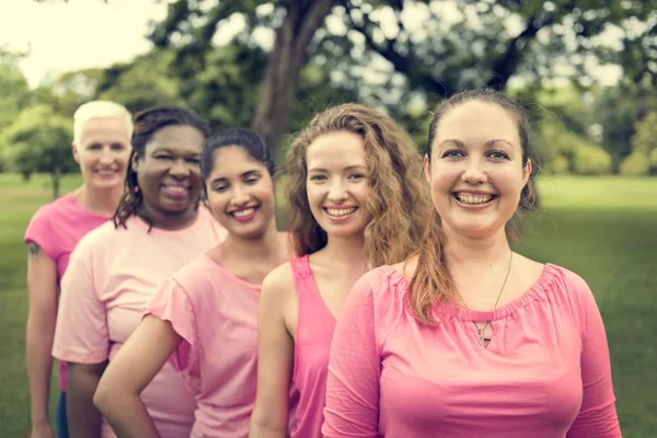 女性は、乳癌をサポートします。 — ストック写真