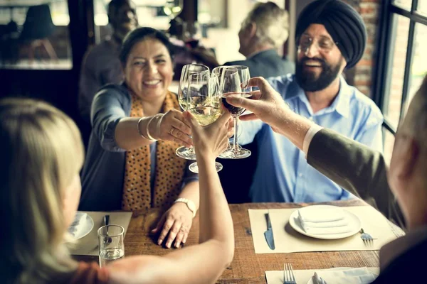 Pessoas Jantar e beber álcool — Fotografia de Stock