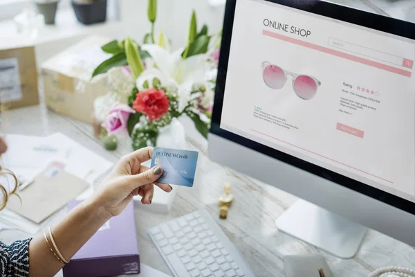 Woman using computer in office — Stock Photo, Image