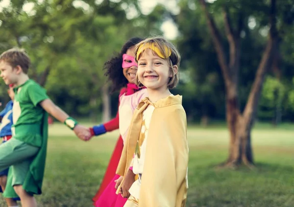 Superhelden vrolijke kinderen veel plezier — Stockfoto