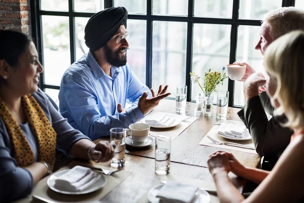 Les gens d'affaires dinant ensemble au restaurant — Photo