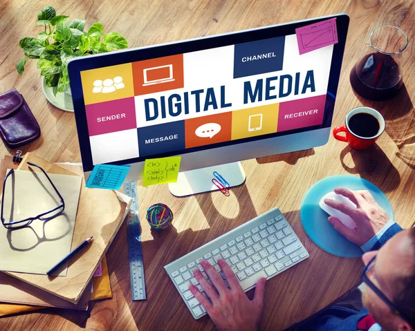 Man using computer — Stock Photo, Image