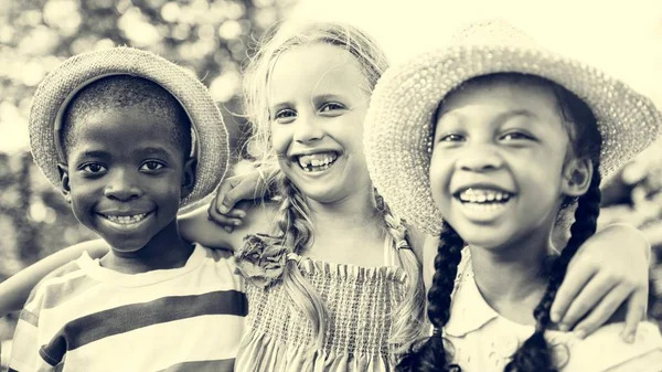 Niños multiétnicos al aire libre —  Fotos de Stock