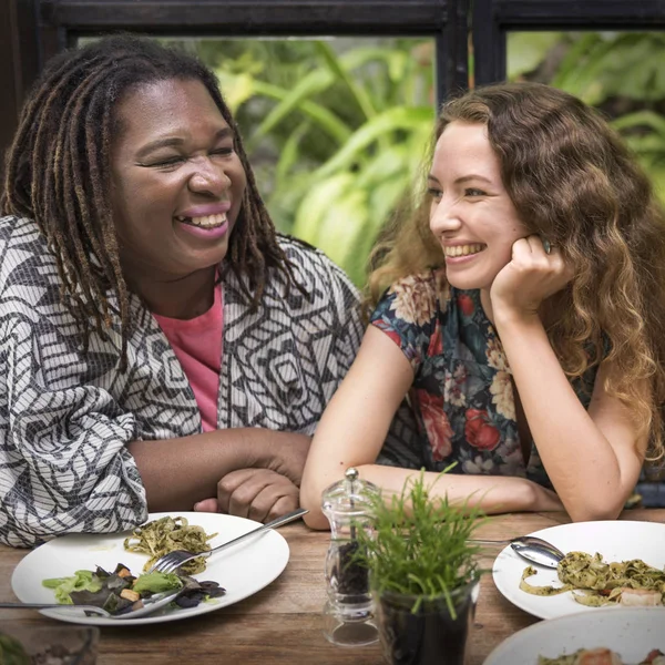 Mujeres cenando — Foto de Stock