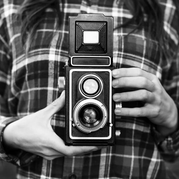 Fotoğrafçı holding kamera — Stok fotoğraf