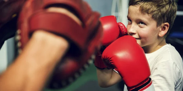 Boy trénink boxu s učitelem — Stock fotografie